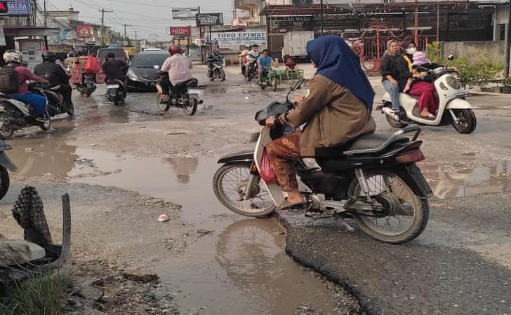 2025-02-17-6475Jalan Sukakarya rusak (riauonline).jpg